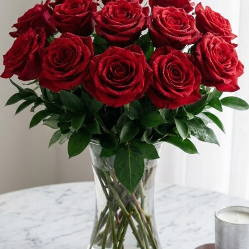 A_classic_lush_202602021026 12 Roses in Vase